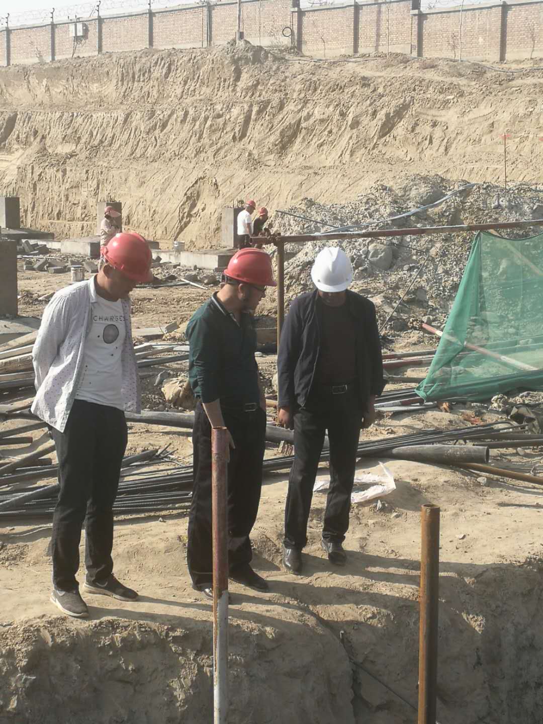 公司总工于9月26日在阜康施工现场检查指导监理工作